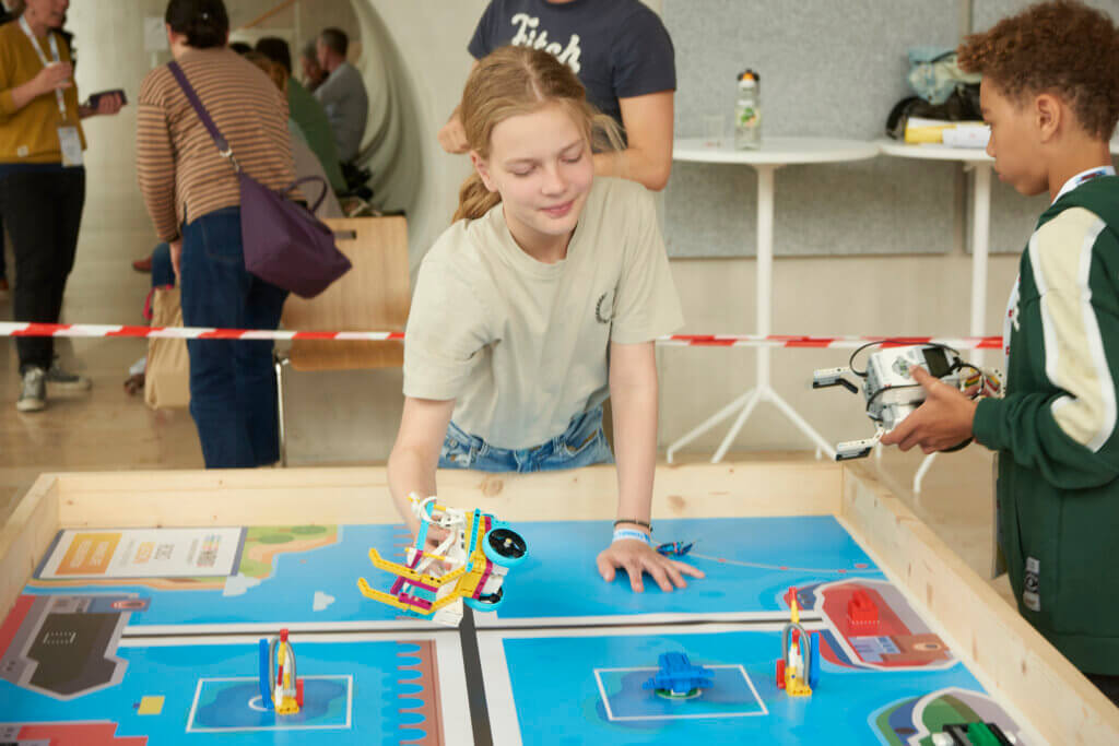 Rotkreuz_Claudia Christen_Girls (4) Girl with robot
